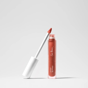 With a subtle colour, this lip honey stays on whilst providing nourishment and hydration to your lips.